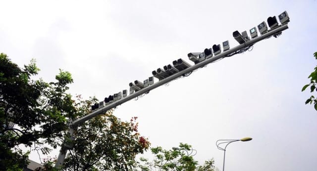 Fotó: 30 kamera egy oszlopon, ilyen a traffipax-pokol?