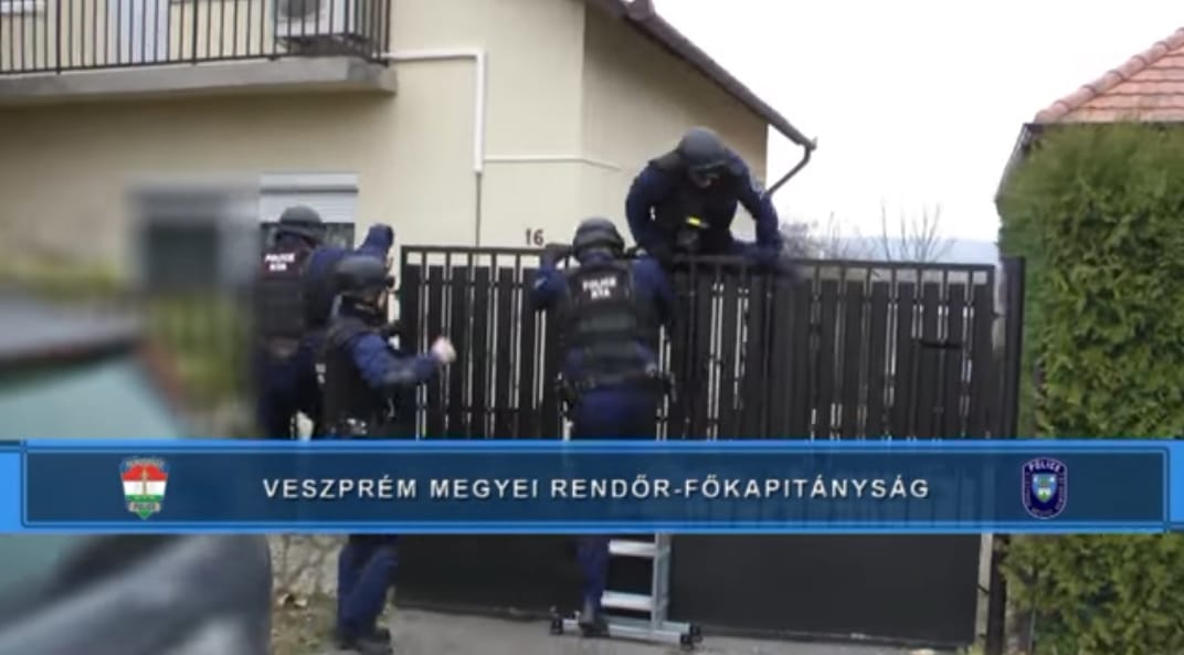 Így rohanták le a rendőrök a kábítószerárust - videó
