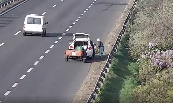 Megállt orgonát szedni egy bácsi az M1-es besorolósávjában – videó
