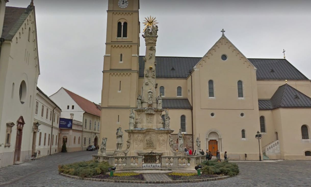 Szoborra dőlt egy emelőkosaras jármű Veszprémben, ketten megsérültek