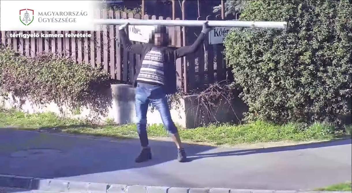 Egy kitépett közlekedési táblával támadt autósokra egy X. kerületi ámokfutó
