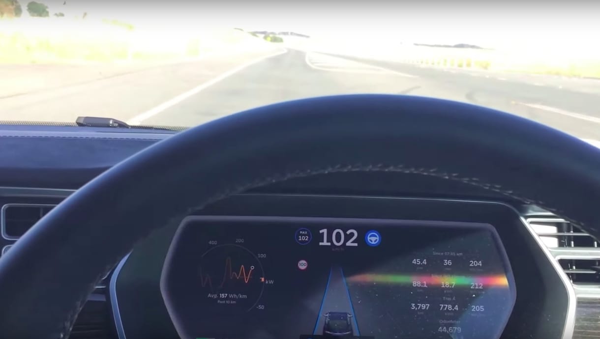 Ez történik, ha valaki elalszik egy Tesla volánja mögött – videó