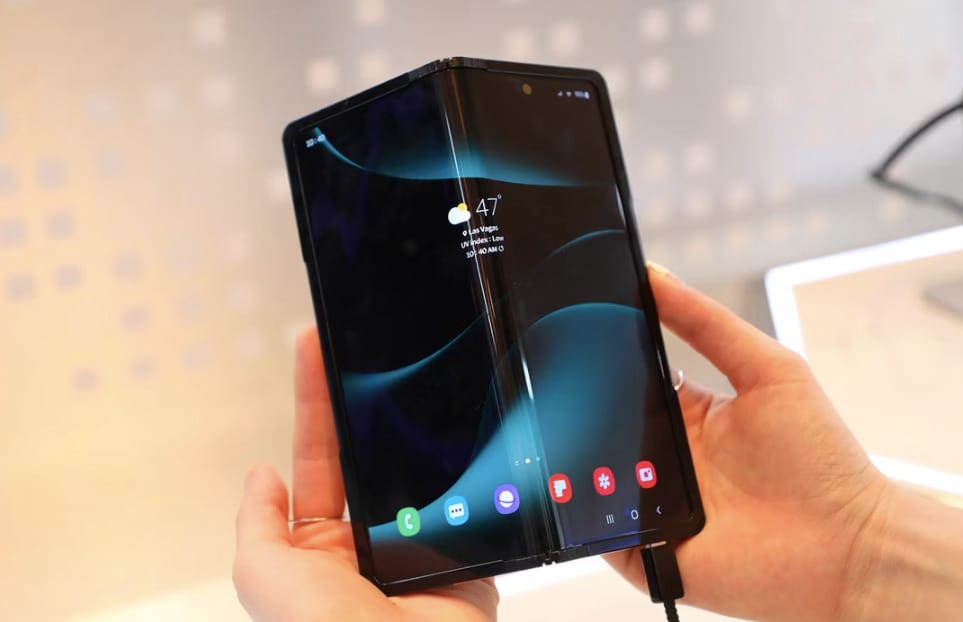 Sosem látott mobil került elő a Samsungnál: kifelé is, befelé is hajtható