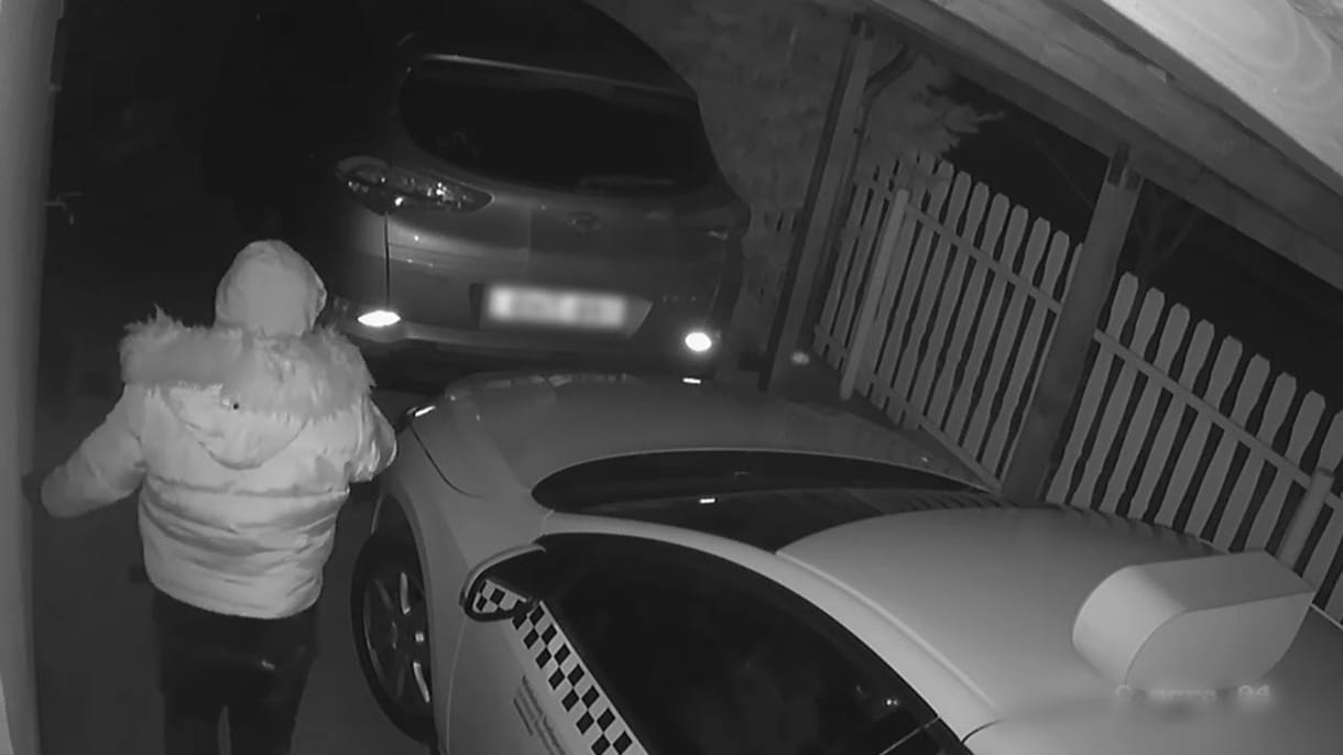 Egy jó nagy kődarabot dobott az autónak, de visszapattant, és arcon találta – videó
