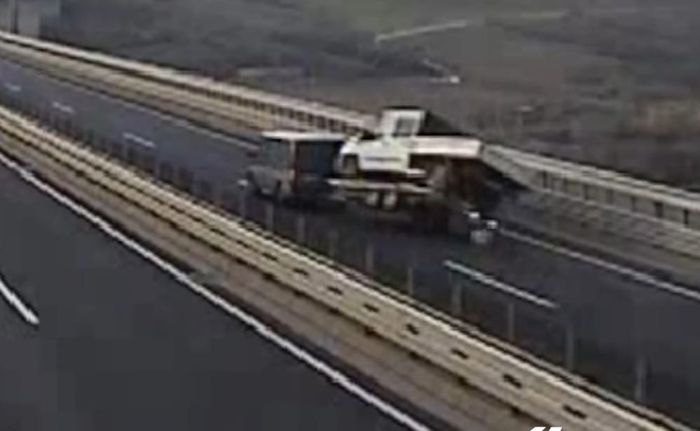 Videón a pillanat, amikor a szél felborít egy trélert a Kőröshegyi völgyhídon