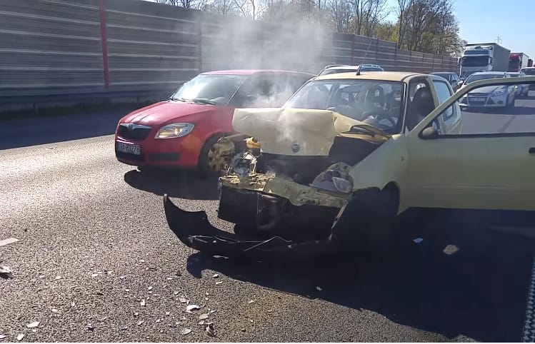 Ez kemény: ilyen véget ér egy Volvo kontra Fiat baleset – videó