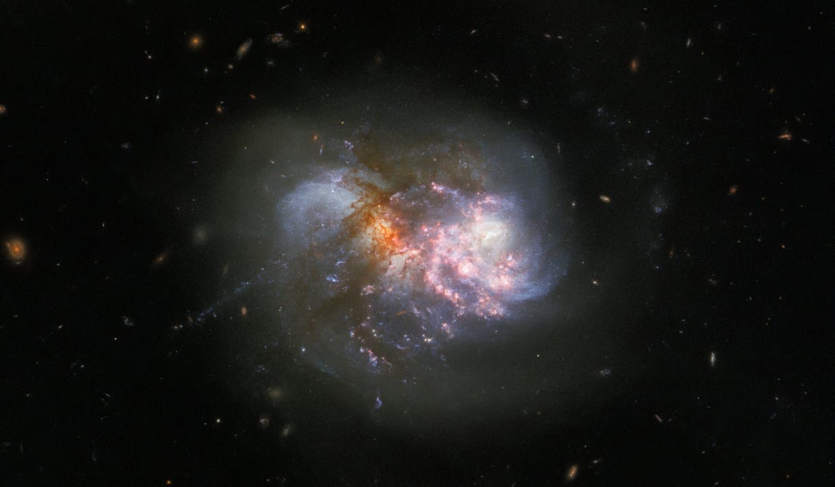 275 millió fényévre nézett a Hubble, két összeolvadó galaxist látott