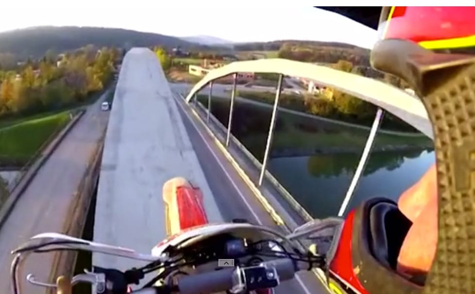 Videóra vette egy motoros, hogy végighajt egy forgalmas híd ívszerkezetén