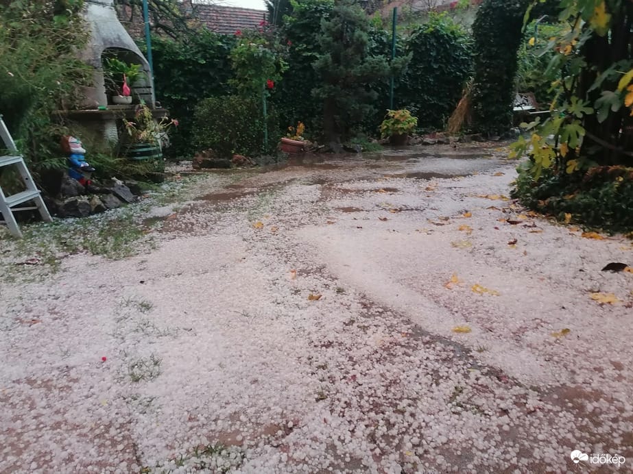 Óriási jégeső és villámlás, szupercella érkezett a Balatonhoz