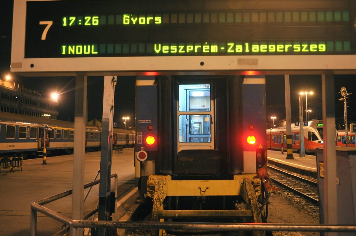 Tüntettek a komáromi vasúti járatritkítások ellen