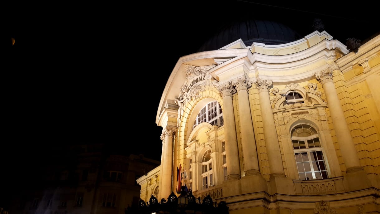 Csalók árulnak hamis jegyeket a Vígszínházba