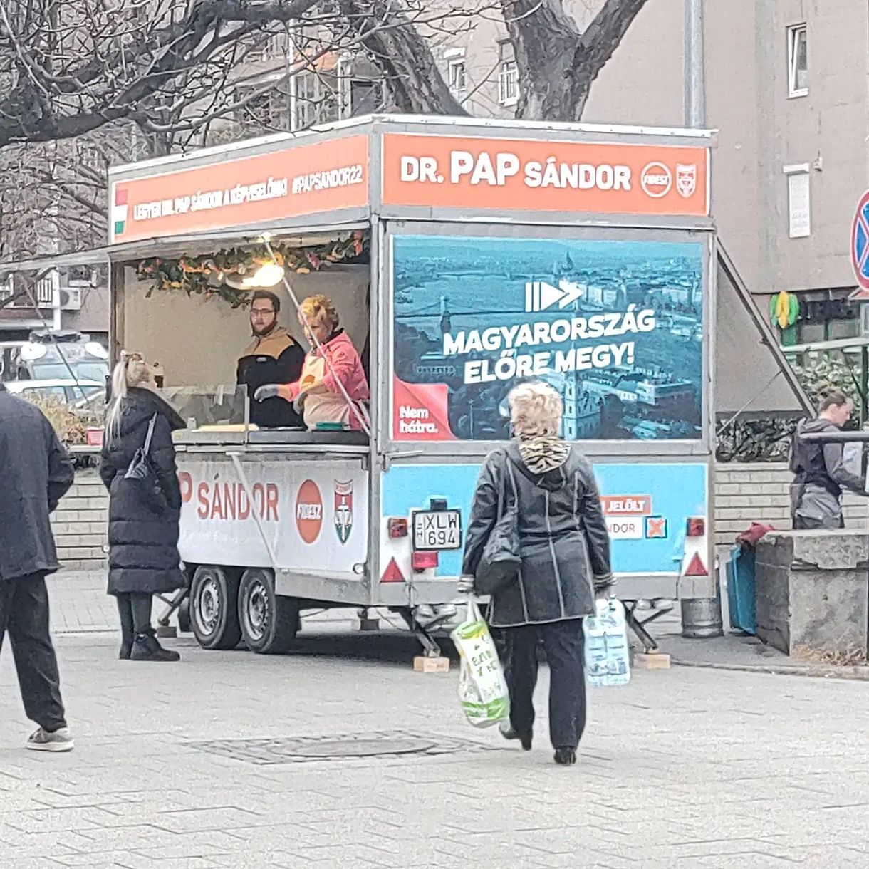 Ingyen fánkkal kampányol a fideszes képviselő Kőbányán