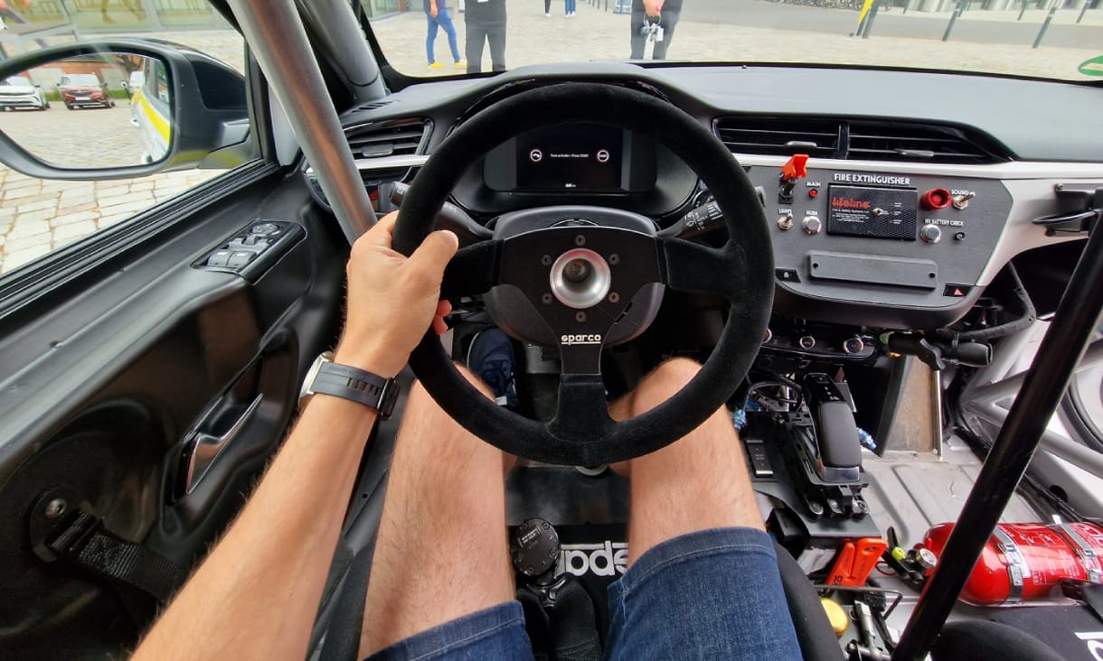 Beültünk az Opel elektromos raliautójába, az izgalmas kis villany Corsába