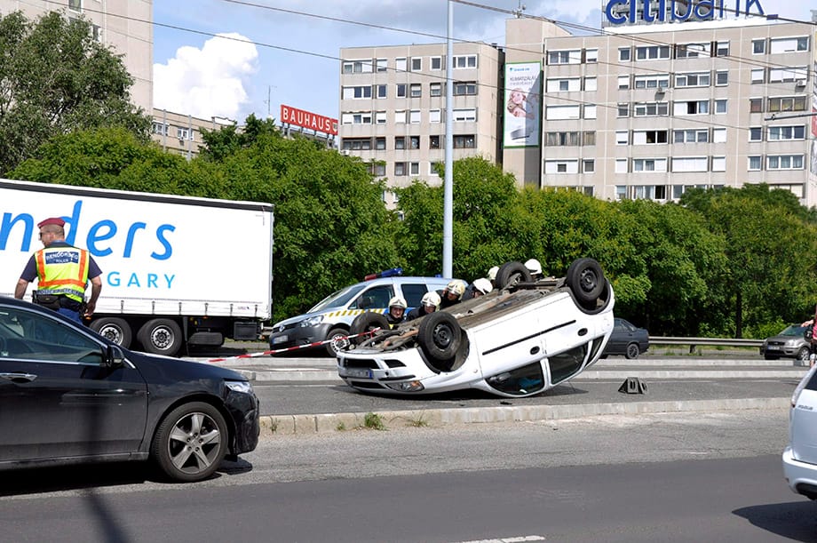 Fotó: A padkán kötött ki egy fejreállt autó az Árpád hídon