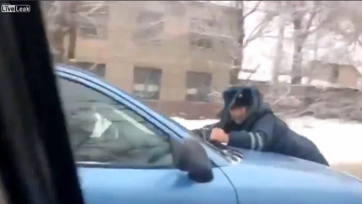 Újratöltve: intézkedő rendőr a motorháztetőn - videó