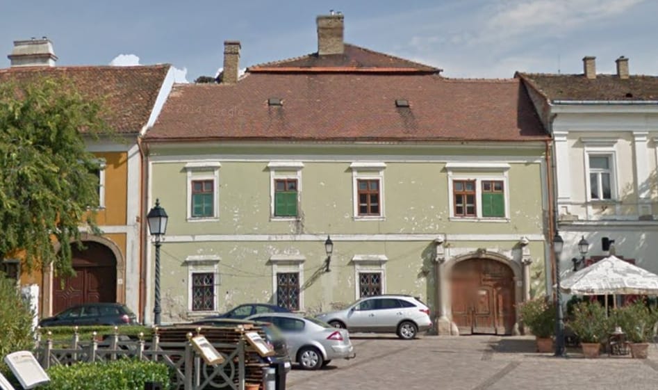 Két épület van veszélyben Vác főterén, mert hiába várják az elnyert felújítási támogatást
