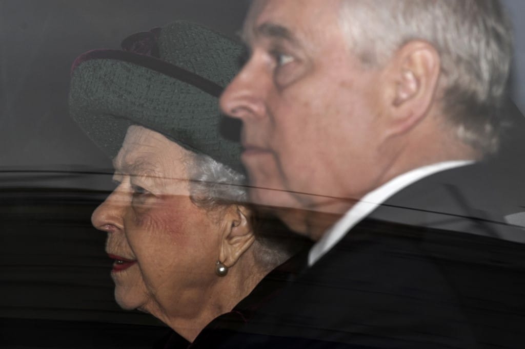 András herceg oldalán jelent meg II. Erzsébet királynő a Westminster apátságban
