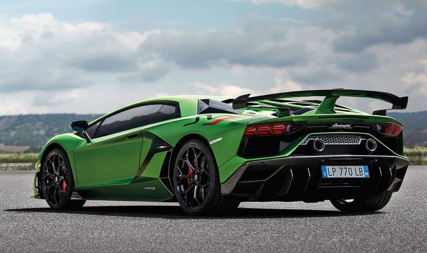 Alpesi patakban hagytak egy bérelt Lamborghinit, miután nem sikerült bevenni egy kanyart