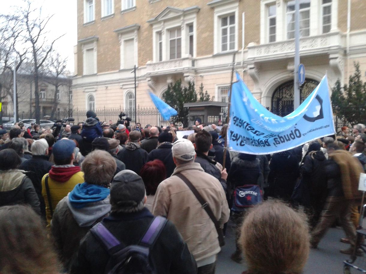 Égő Ukrajnával tüntettek Bajnaiék az orosz nagykövetség előtt