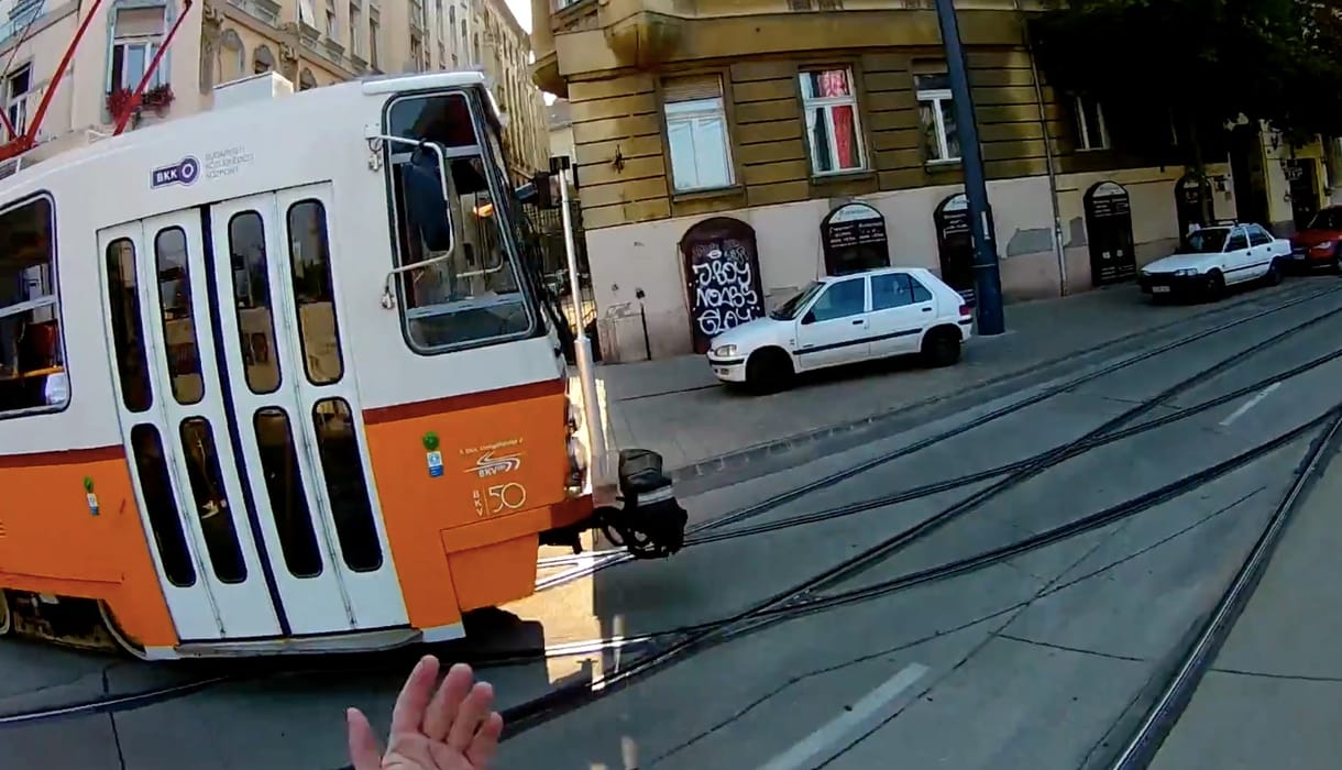 Megharaptak egy nőt a villamoson, mert ablakot akart nyitni