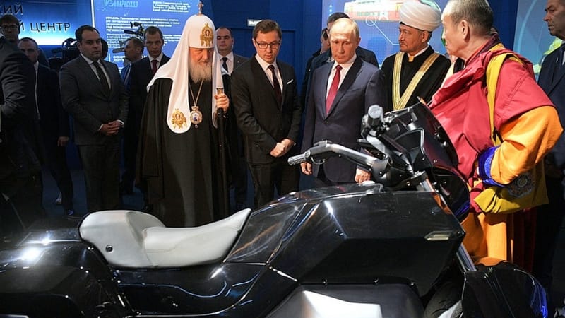 Igazán oroszos karakterű rendőrmotort mutatott be Putyin elnöknek a Kalasnyikov gyár