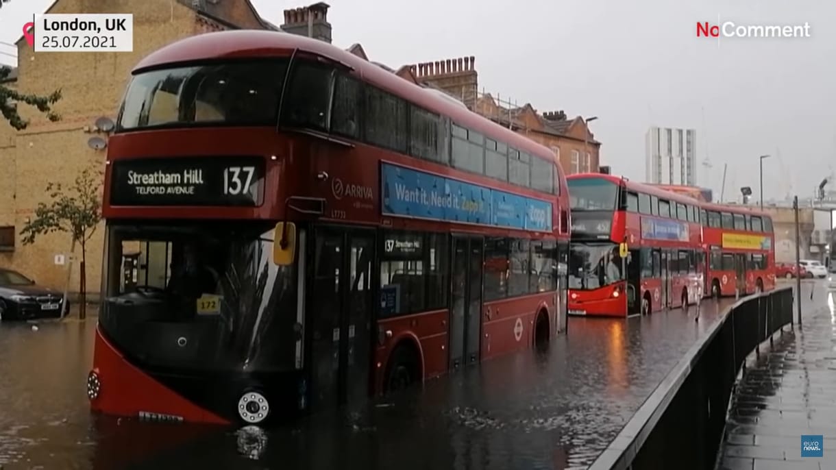 Annyi eső esett, hogy inkább a buszokon várakoztak a vész elmúltára a londoniak - videó
