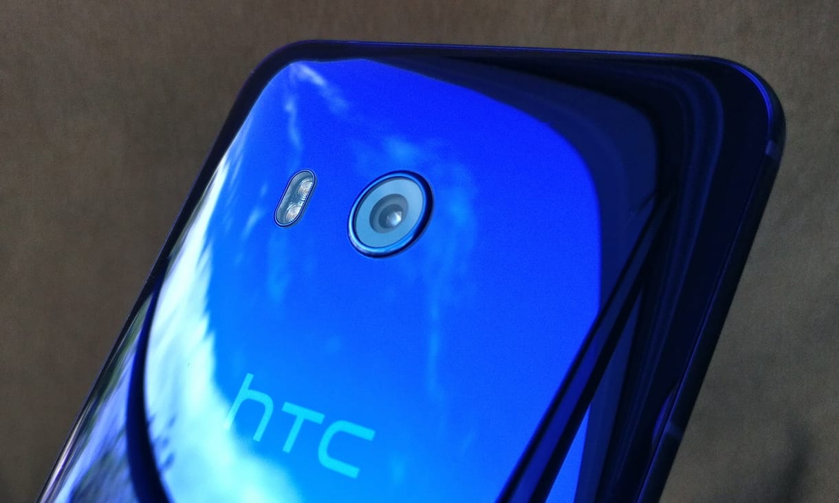 Marokra szorítottuk a világ első összenyomható mobilját – itt a HTC U11