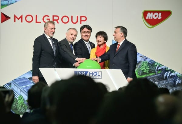 Orbán Viktor a Mol gyáravatóján sem hagyta ki, hogy migránsozzon