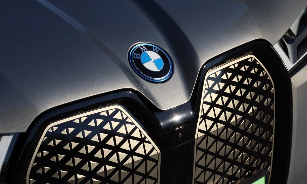 Újfajta aksi növeli közel 1000 kilométerre a BMW iX hatótávját
