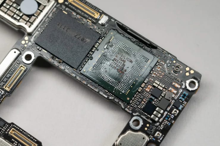 Milliárd dolláros kérdés, amiből per és kereskedelmi háború is lehet: hogyan kerül embargós chip a Huawei új telefonjaiba?