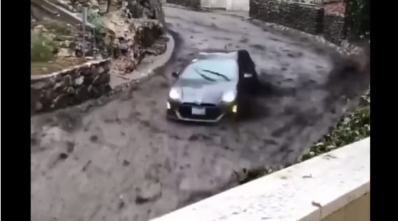 Videó: mintha olimpiai bobpályán lenne, úgy utazott a kaliforniai sárfolyammal ez a Toyota