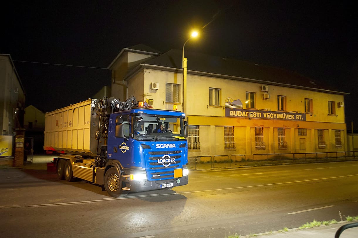 Fotó: Teherautó jött az Illatos úti hordókért