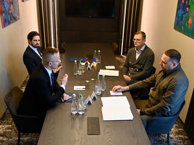 Egy asztalnál a magyar és az ukrán külügyminiszter – elkezdődtek a tárgyalások Ungváron