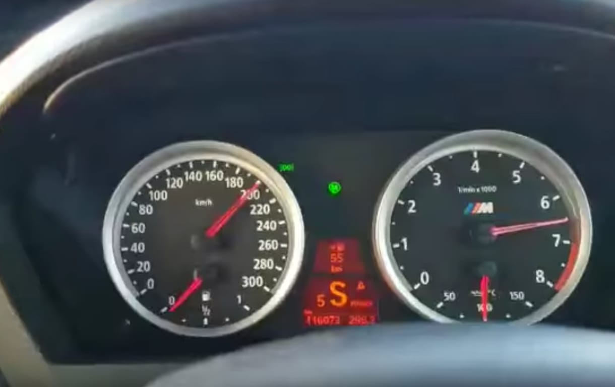 200 km/h-val tépett az X5-ös BMW, aztán egyszer csak leelőzték – videó