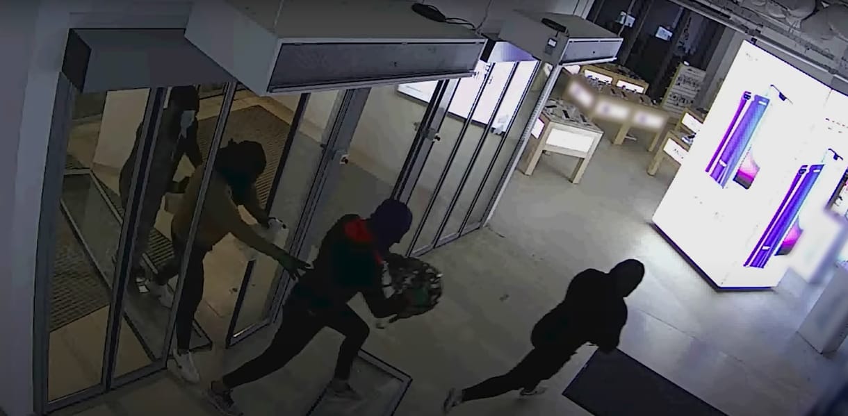 Rendőrségi videón a nagy budapesti Alza-rablás