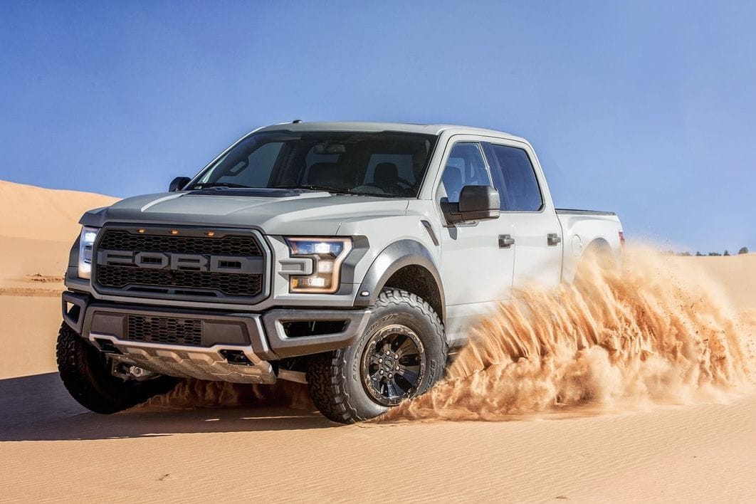 Kettéharapja és kiköpi a sivatagot az új Ford F-150 Raptor – videó