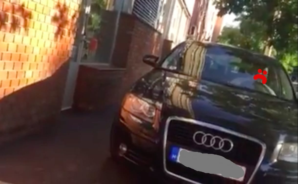 Íme a Fehérvári úti audis, aki a járdán parkol és közlekedik – videó