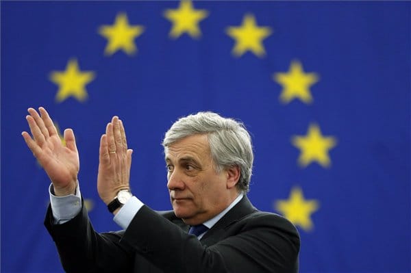 Lengyel EU-s képviselők akasztását játszották el egy tüntetésen