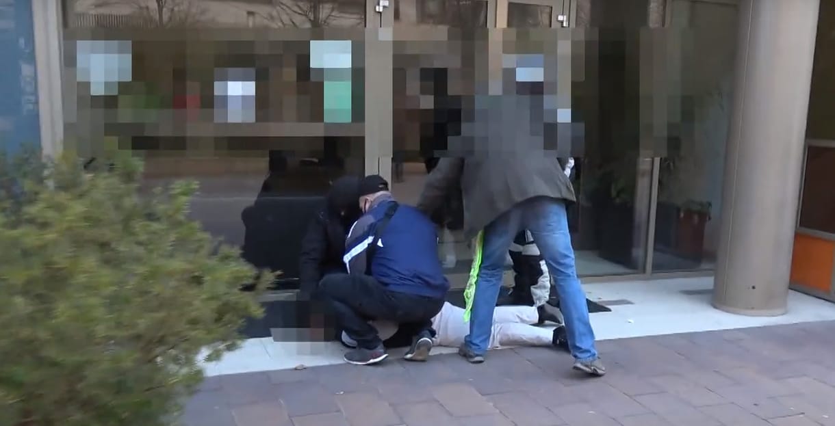 Videó: Emberrablásért és túszejtésért körözött lengyel férfira csaptak le a TEK-esek Józsefvárosban