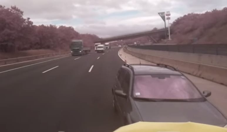 Teherautóba csapódott egy autós az M0-s autóúton (Videó)
