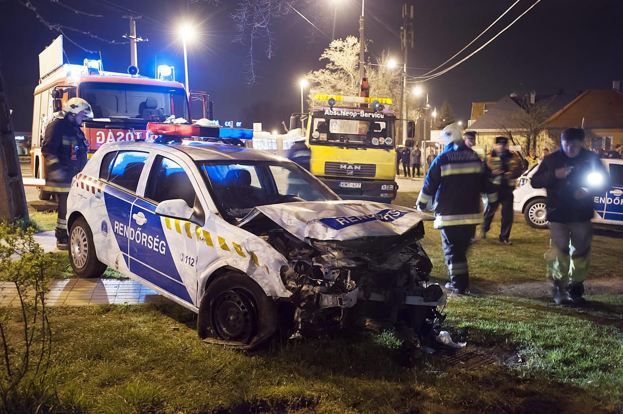 Így törnek az autók a rendőröknél és a mentőknél