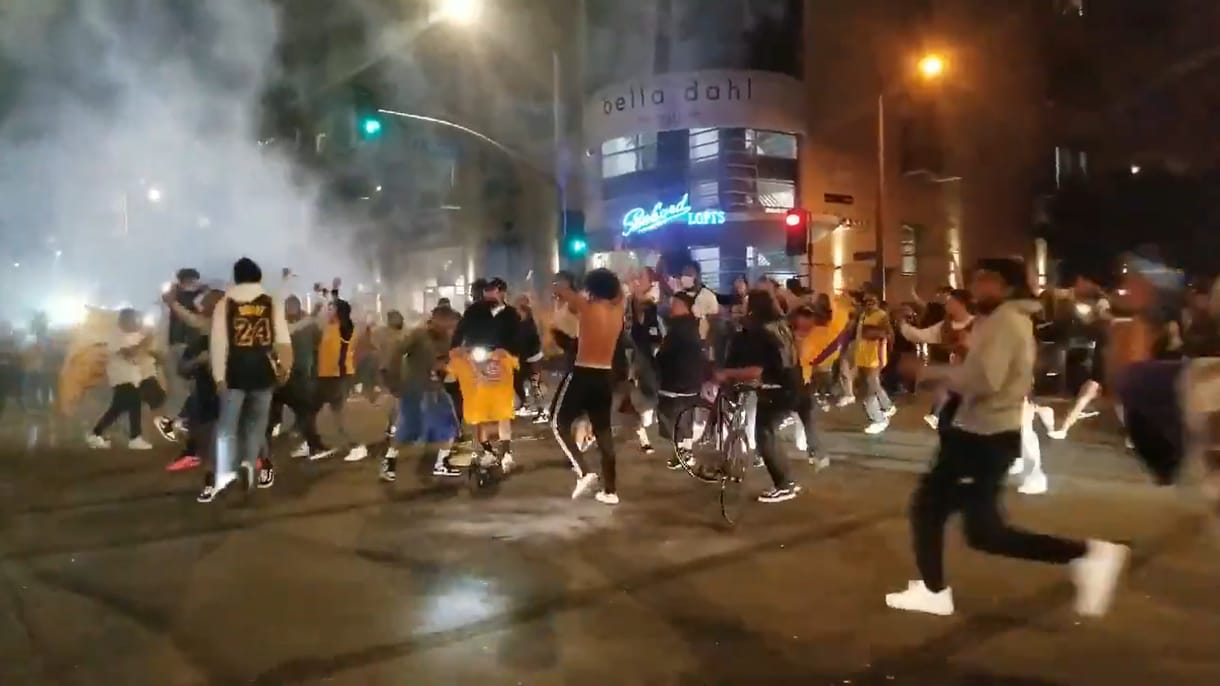 Könnygázzal oszlatta a rendőrség a Lakers bajnoki címét ünneplőket