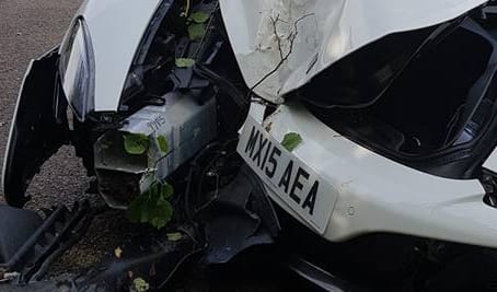 Kitalálja egyetlen képből, milyen autót törtek össze (már megint)?