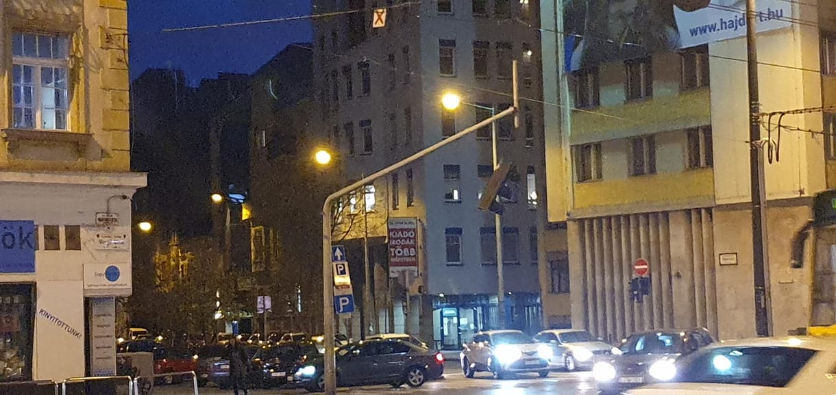 Ezt a szemafort már csak a Szentlélek tartja a Margit hídnál - videó