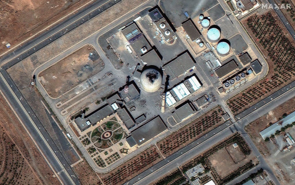 Műholdfelvételek bizonyítják, hogy Izrael jelentős csapást mért Irán nehézvizes atomreaktorára