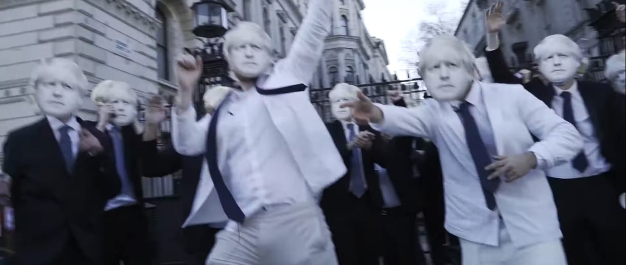 Százan buliztak Boris Johnsonnak öltözve a Downing Streeten, hogy a rajtakapott miniszterelnököt cikizzék