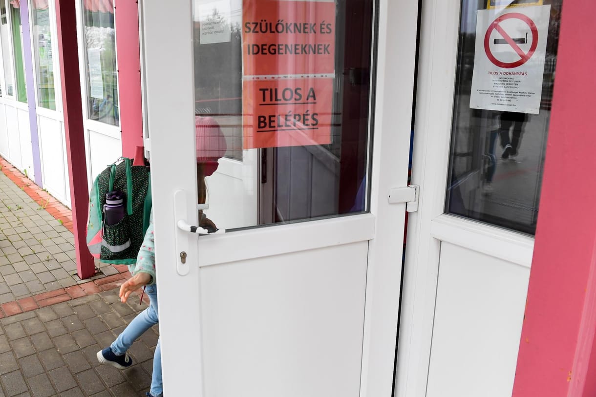 Kásler nem teszi kötelezővé a maszkot az iskolákban, de óvatosságot kér