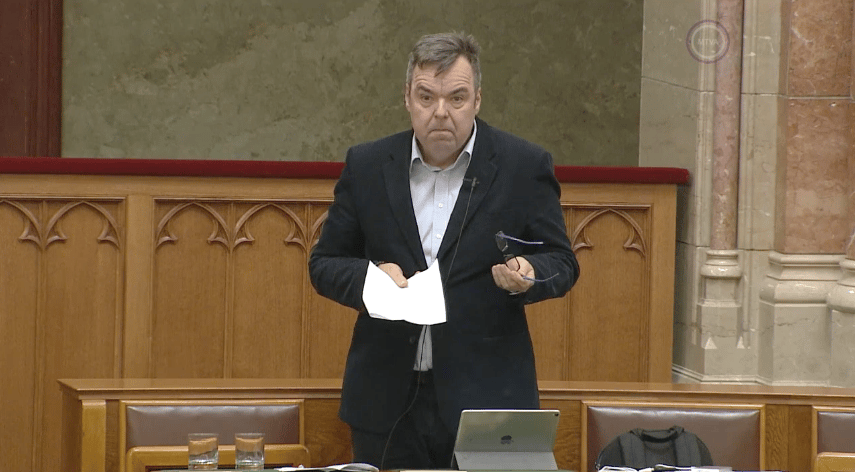 Minden erejével tagadja a Fidesz, hogy ennél is radikálisabban át akarta szabni a kulturális életet