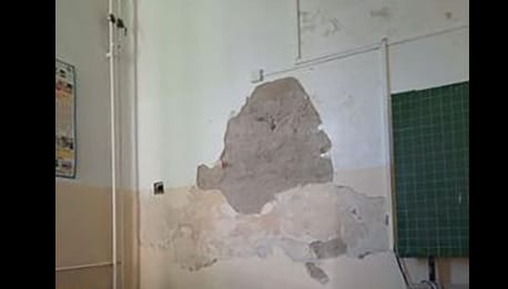 A penésztől lehullott vakolat érdekes körvonalakat formál egy fővárosi iskolában