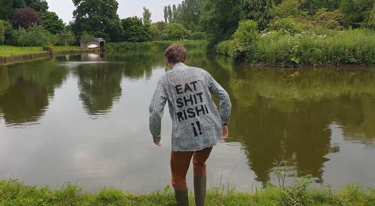 Egyél szart, Rishi!-pólóban törtek be a brit miniszterelnökhöz, ott is hagyták a hozzávalót